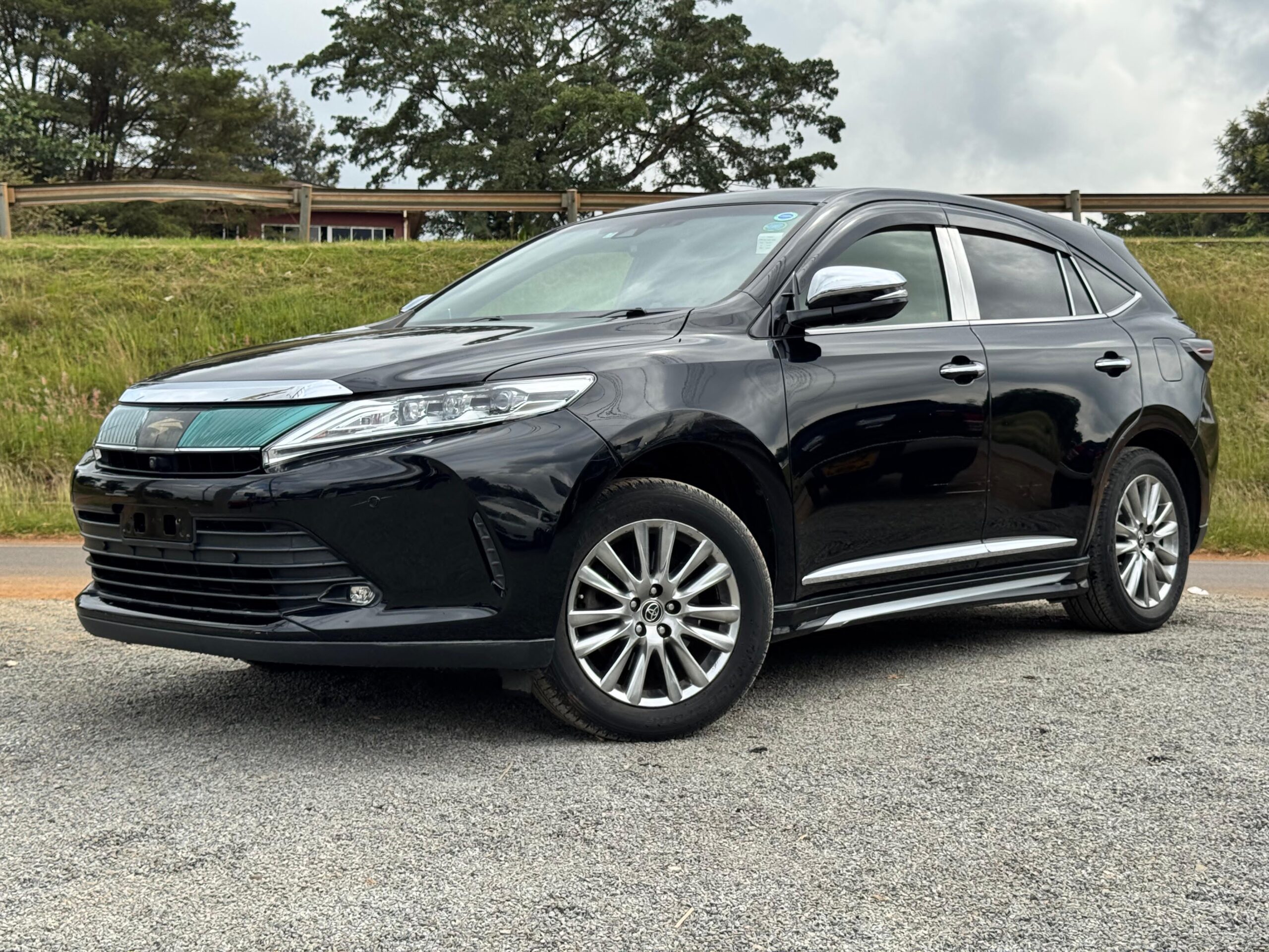 2017 – Toyota Harrier Premium – Black
