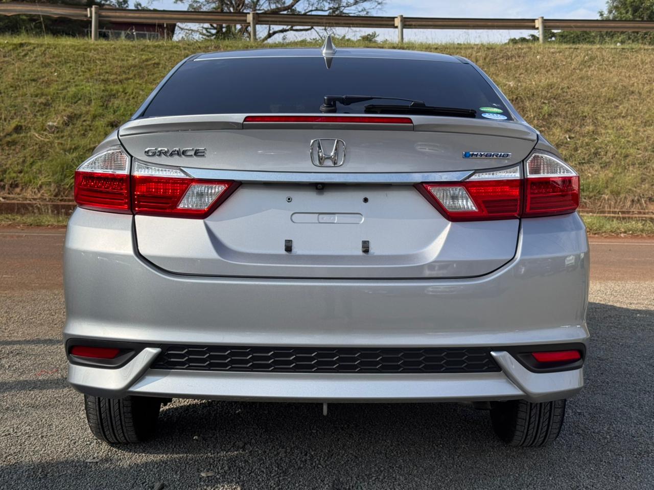 2019 – Honda Grace – Silver