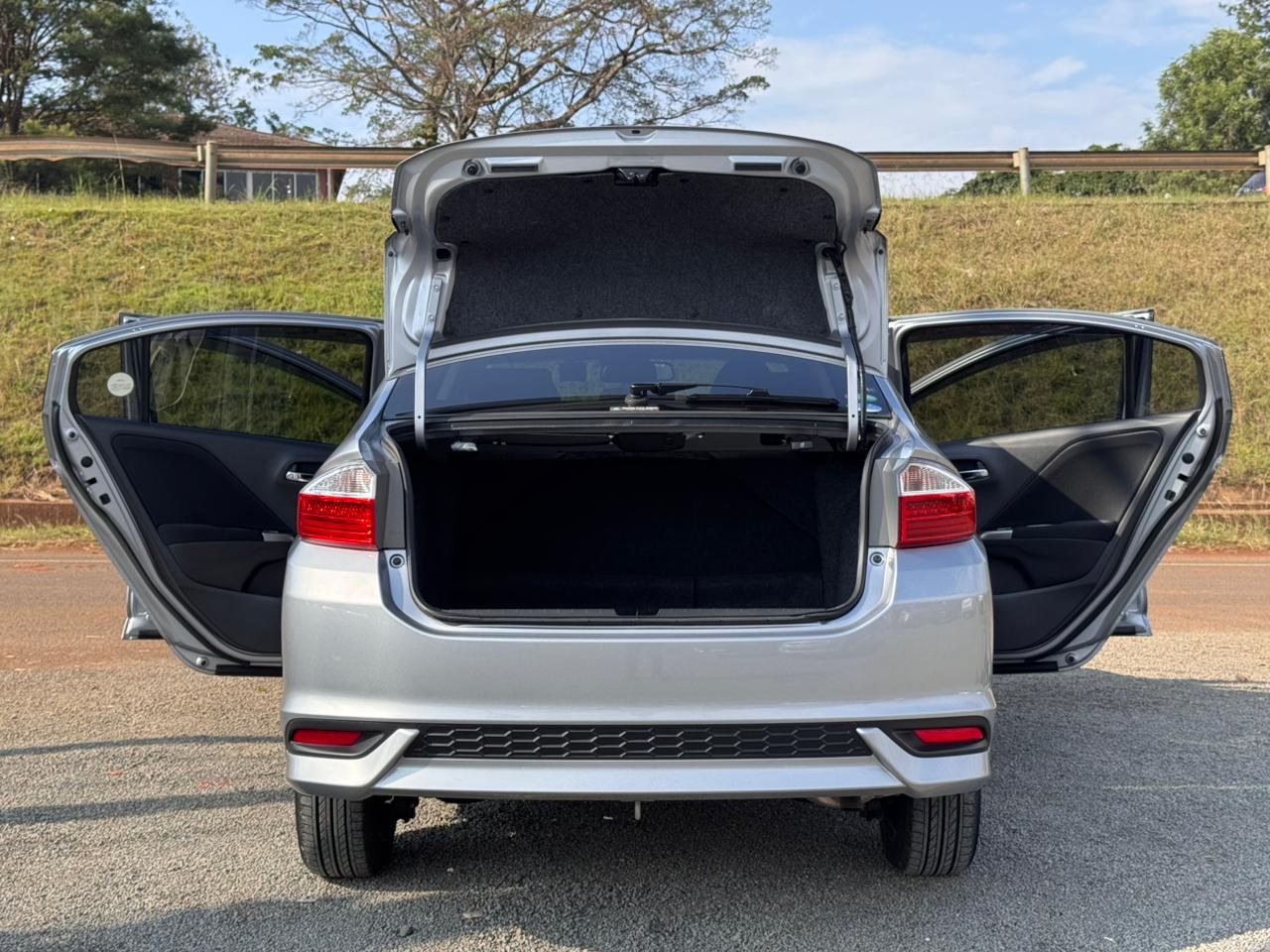 2019 – Honda Grace – Silver