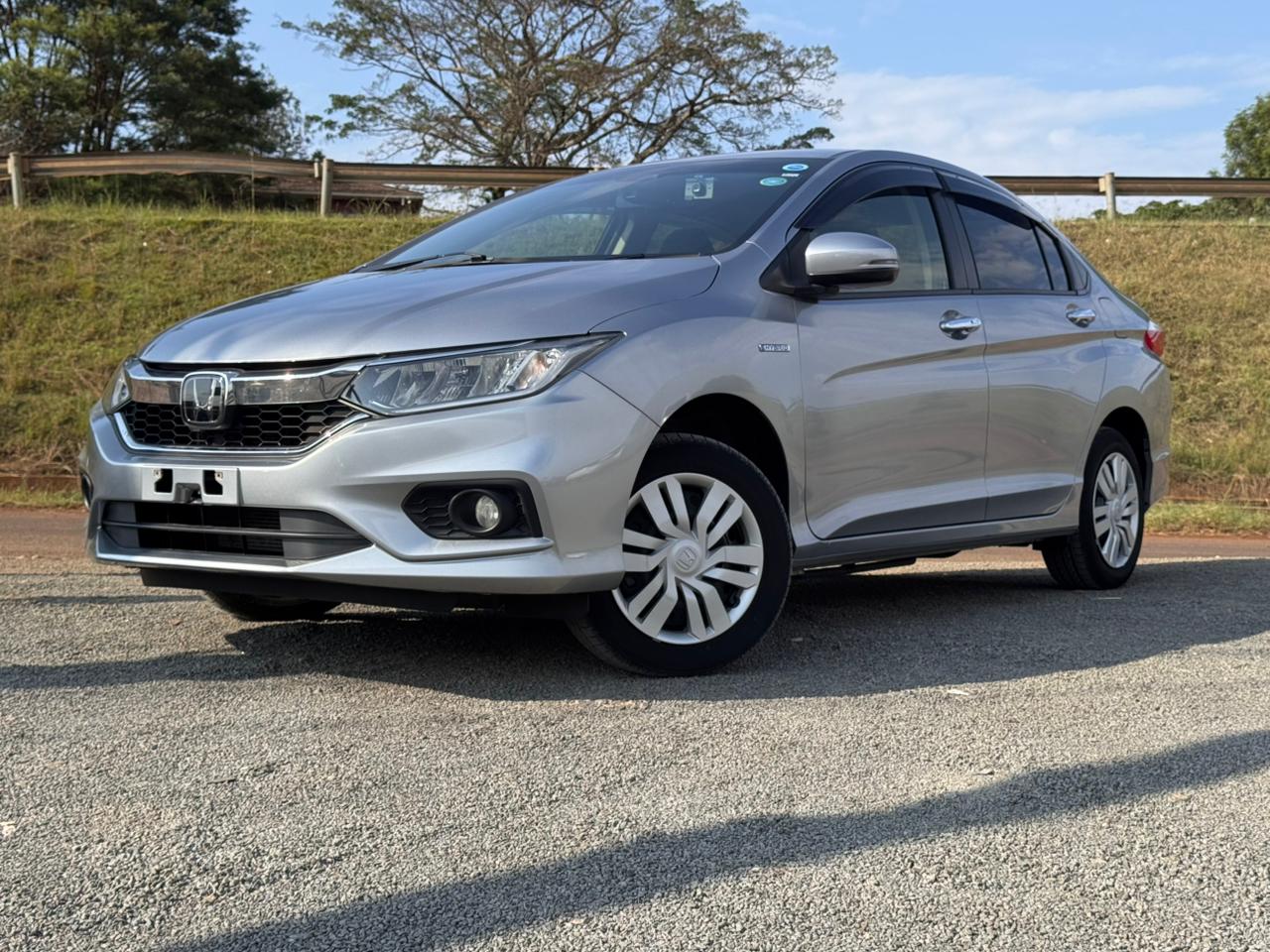 2019 – Honda Grace – Silver