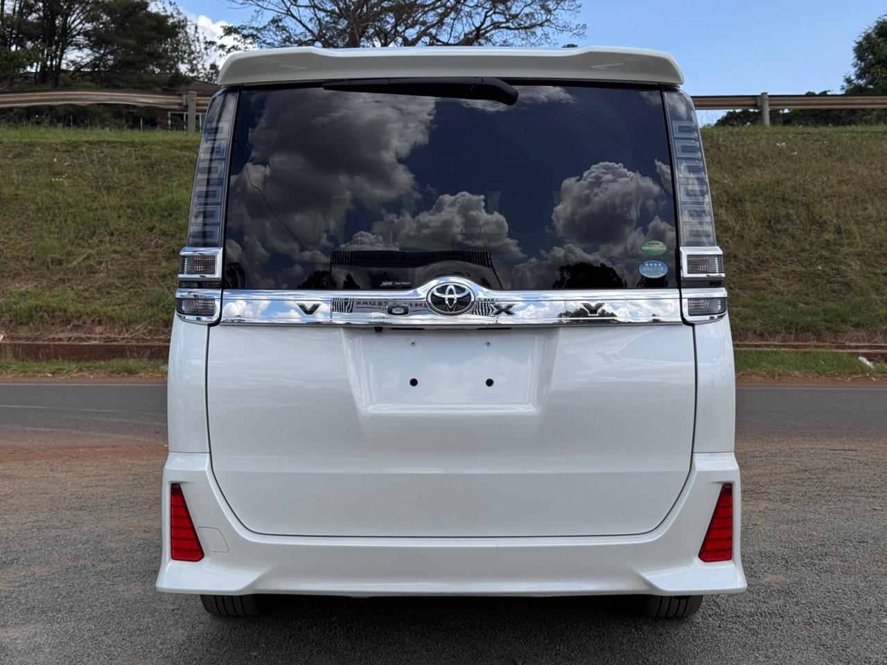2018 – Toyota Voxy – Pearl White