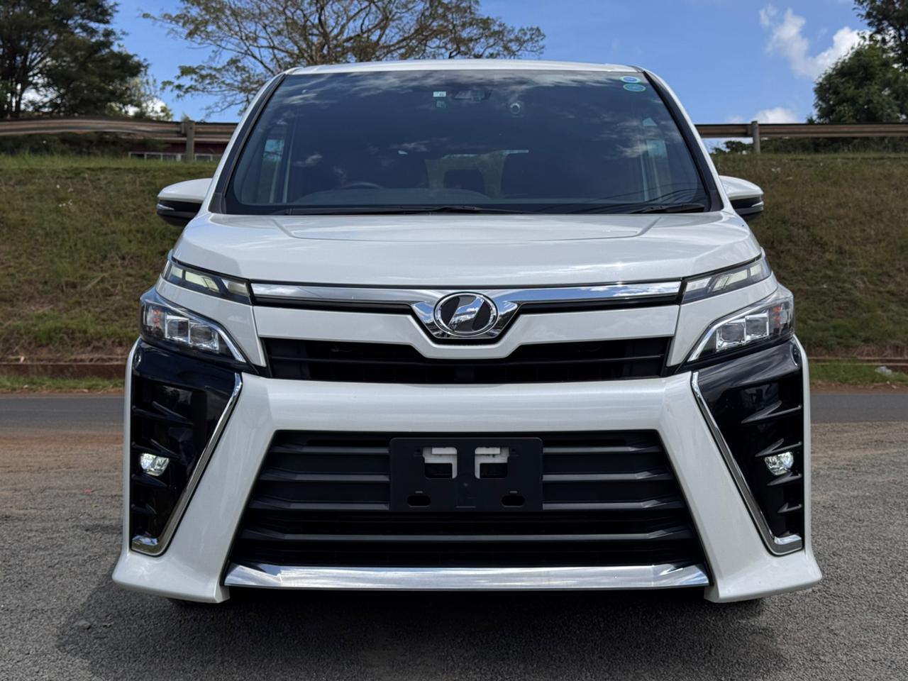 2018 – Toyota Voxy – Pearl White