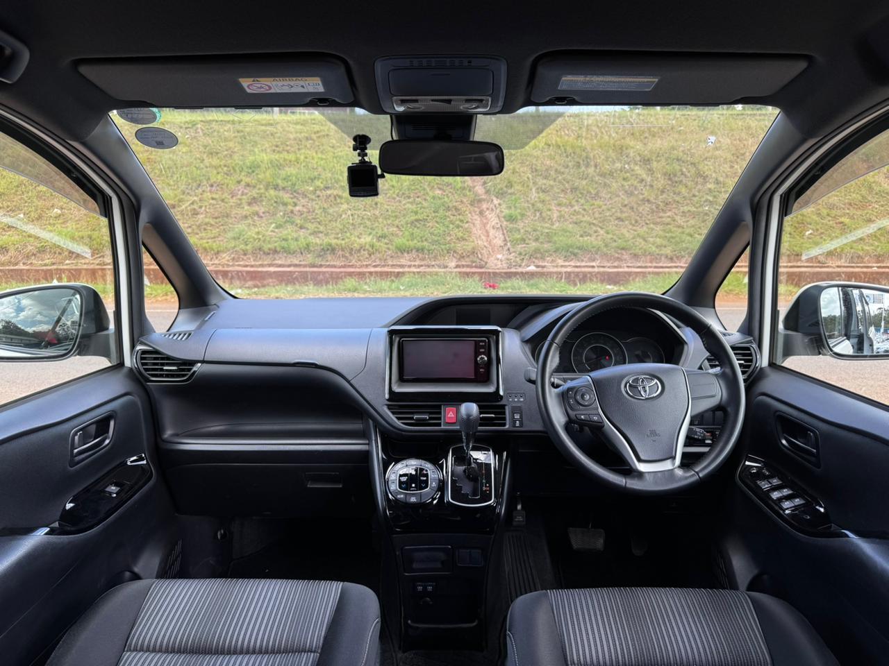 2018 – Toyota Voxy – Pearl White