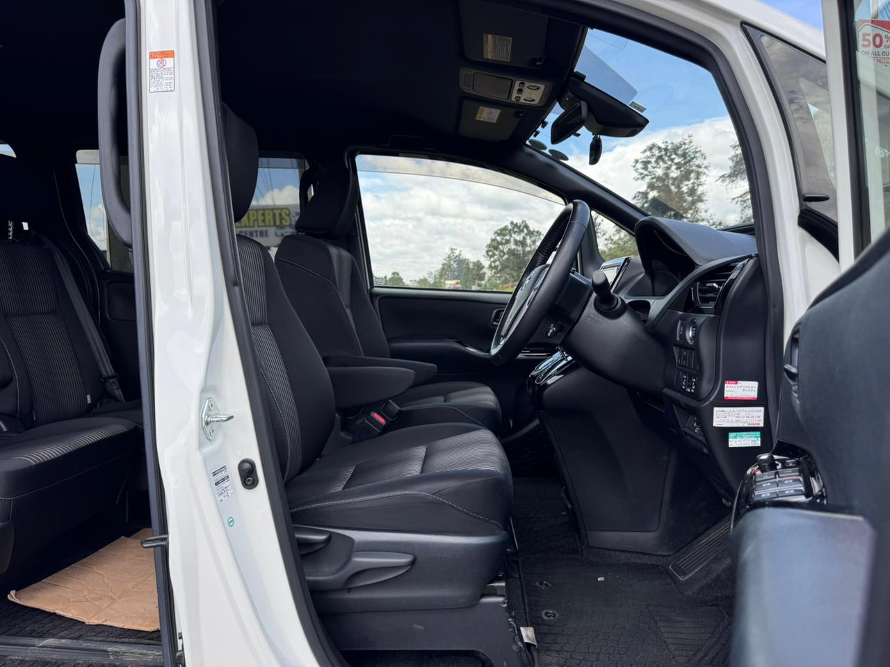 2018 – Toyota Voxy – Pearl White