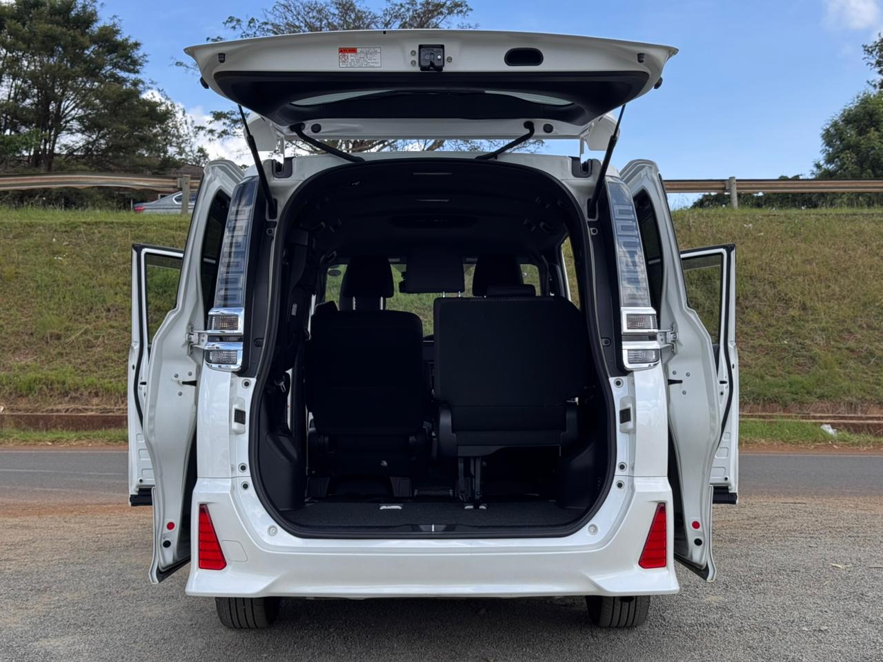 2018 – Toyota Voxy – Pearl White