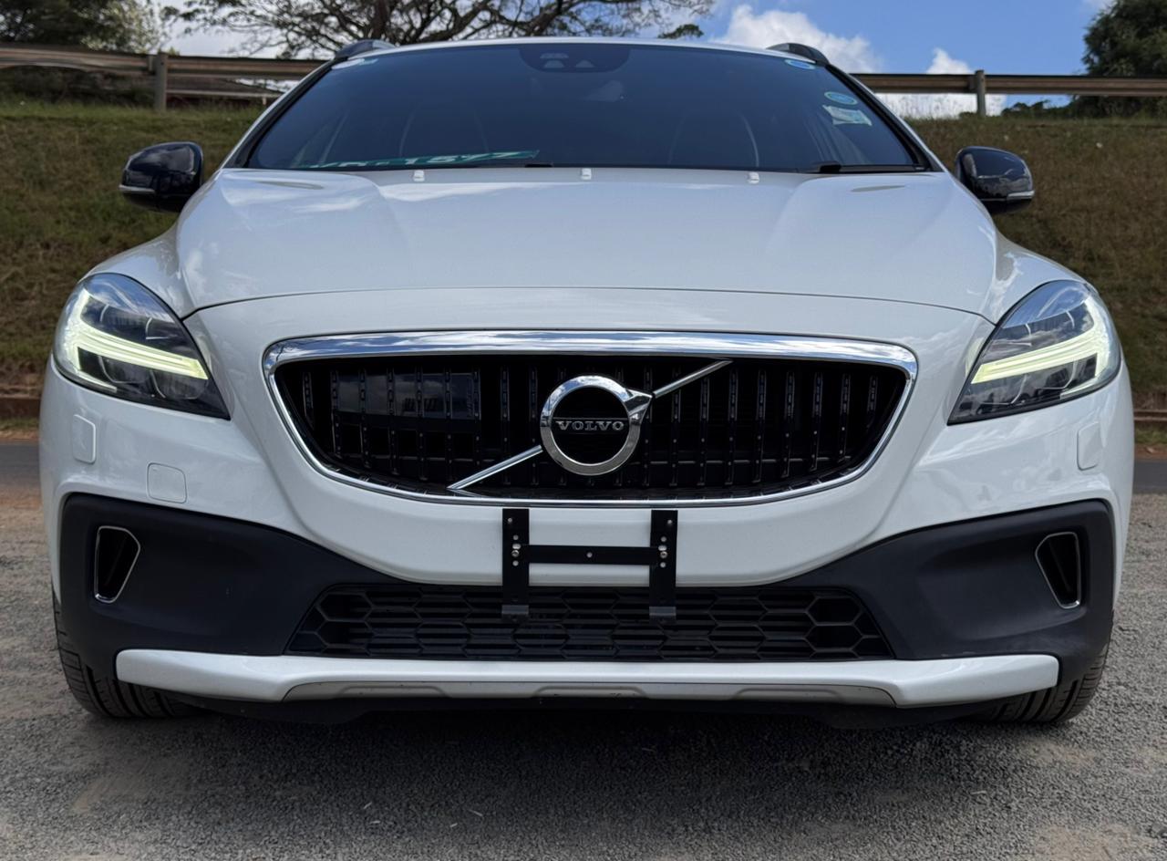 2019 – Volvo V40 – White