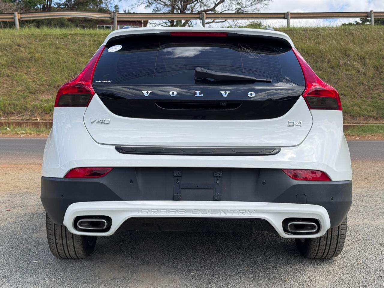 2019 – Volvo V40 – White