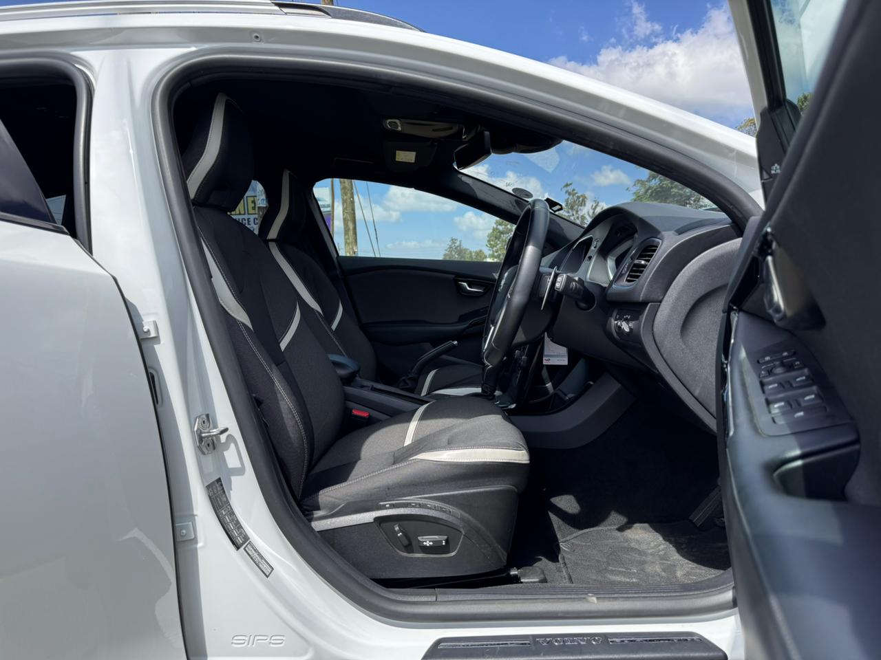 2019 – Volvo V40 – White