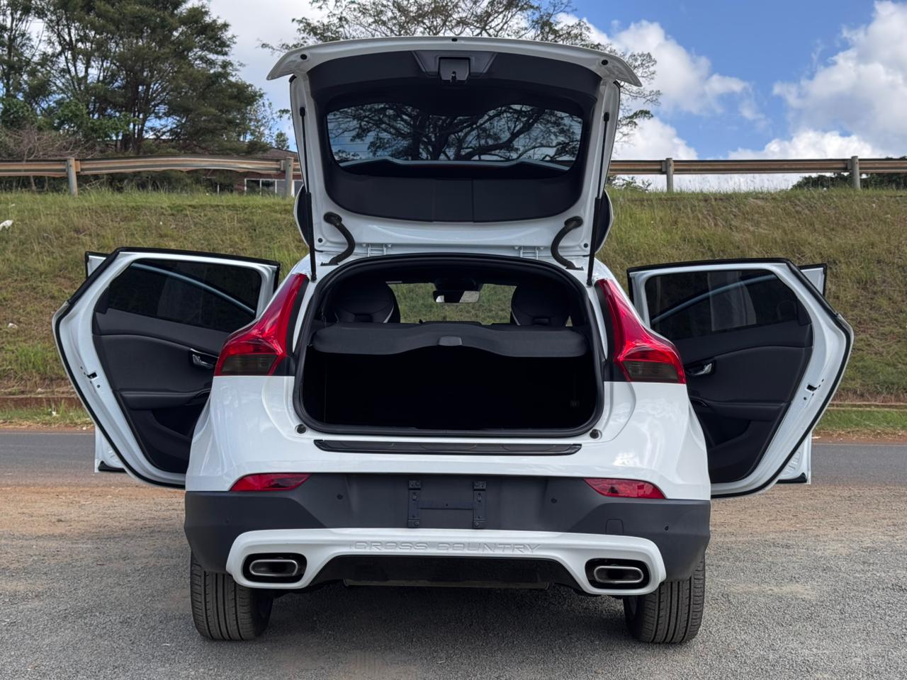 2019 – Volvo V40 – White