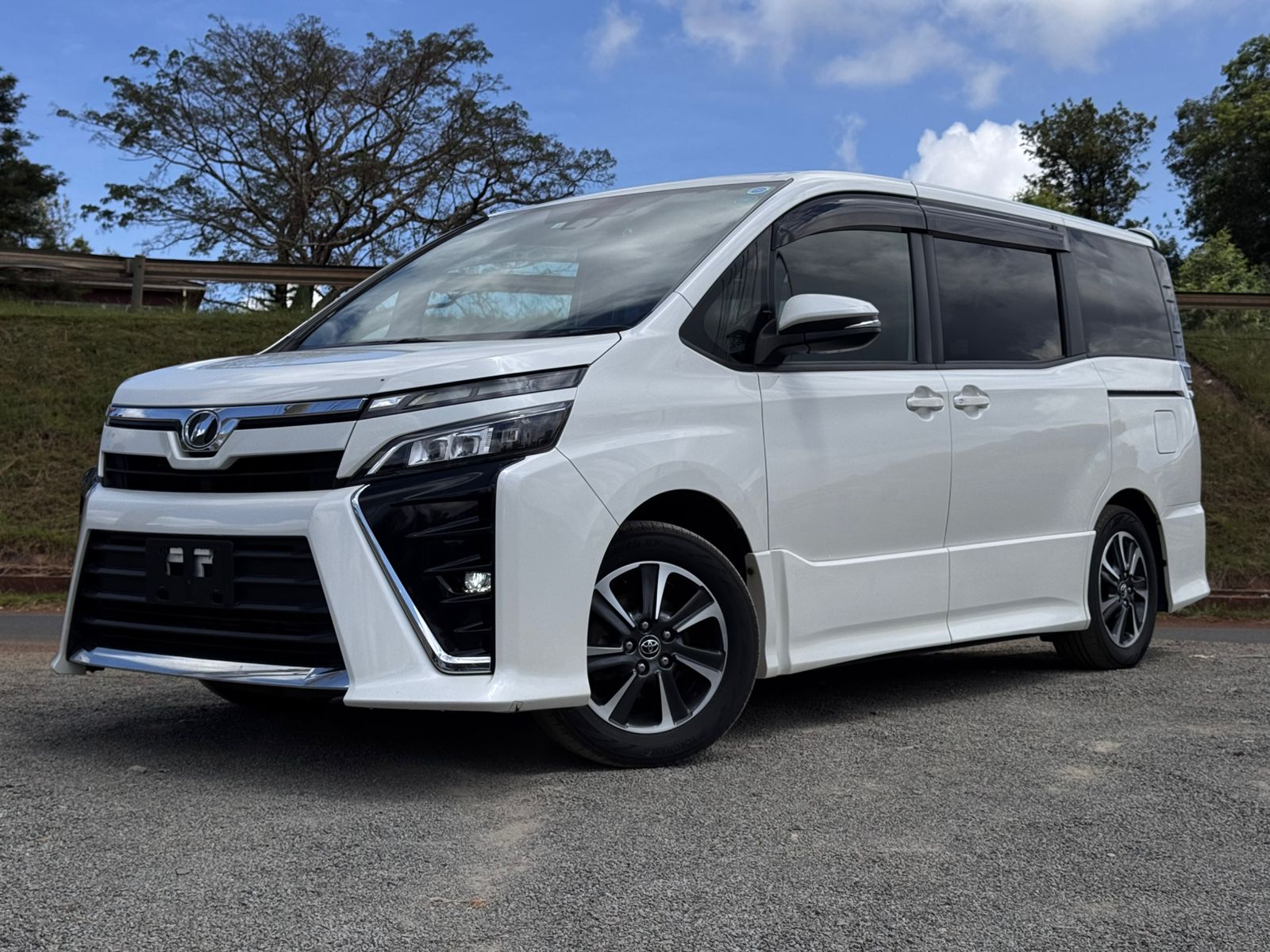 2018 – Toyota Voxy – Pearl White