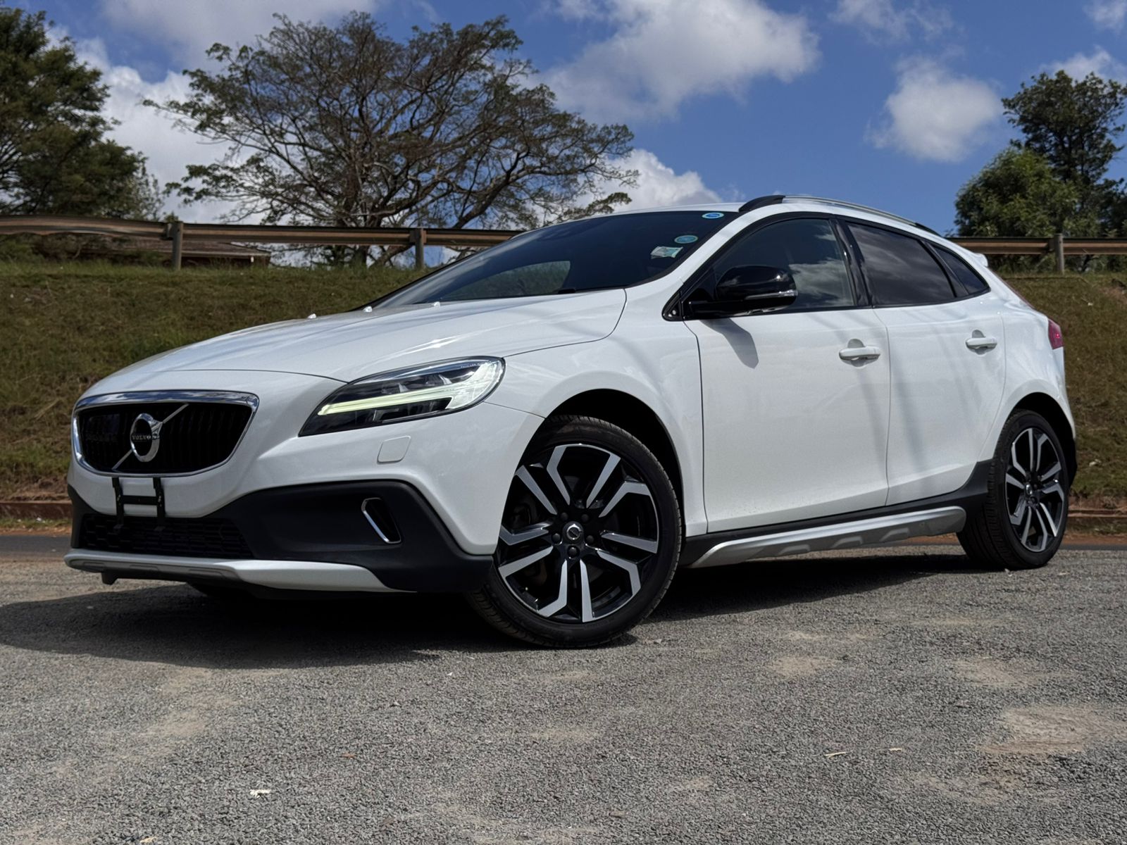 2019 – Volvo V40 – White