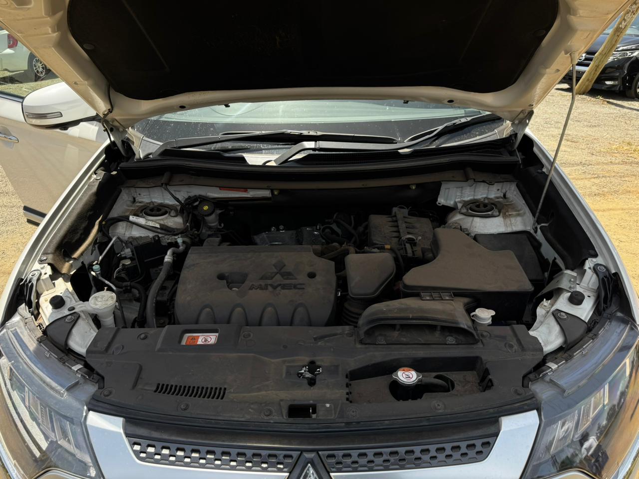 2018 – Mitsubishi Outlander – White