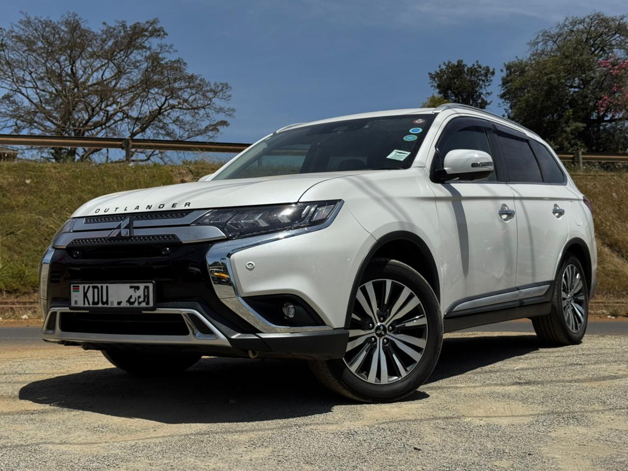 2018 – Mitsubishi Outlander – White