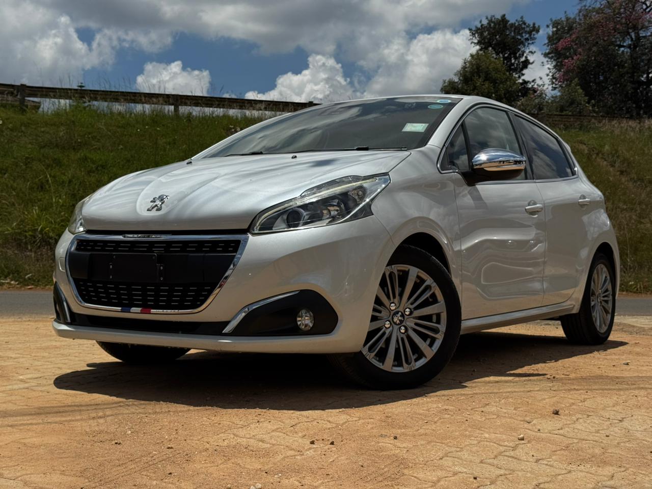 2019-Peugeot 208 – White