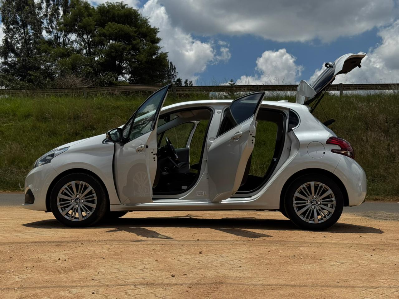 2019-Peugeot 208 – White