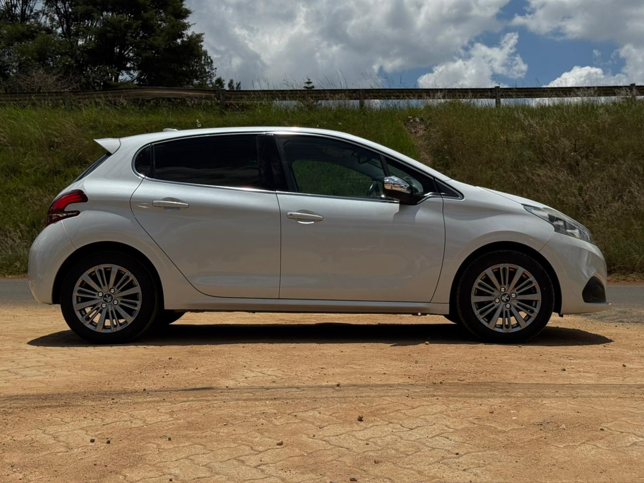 2019-Peugeot 208 – White
