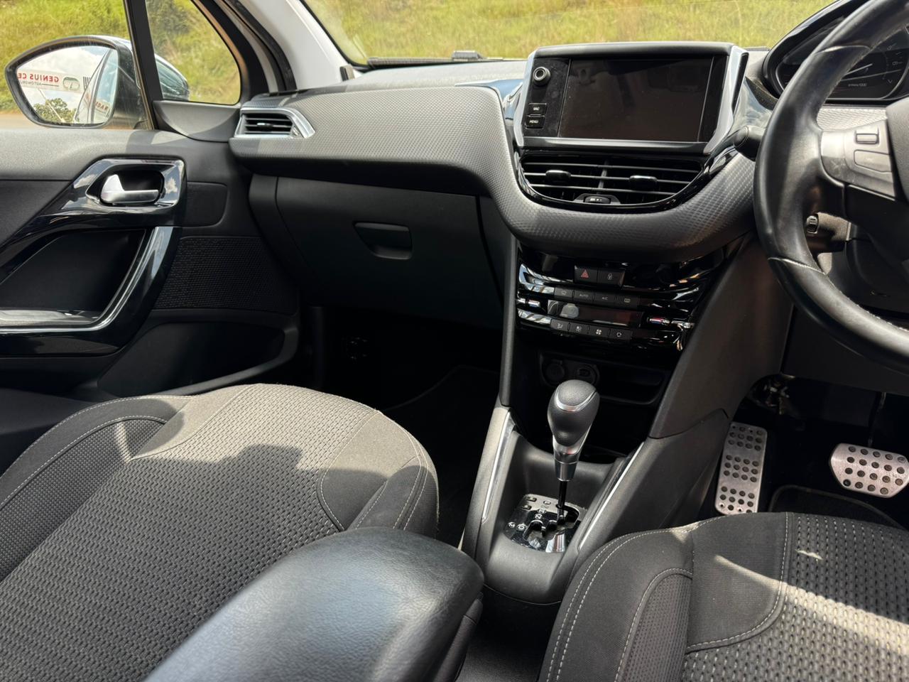2019-Peugeot 208 – White