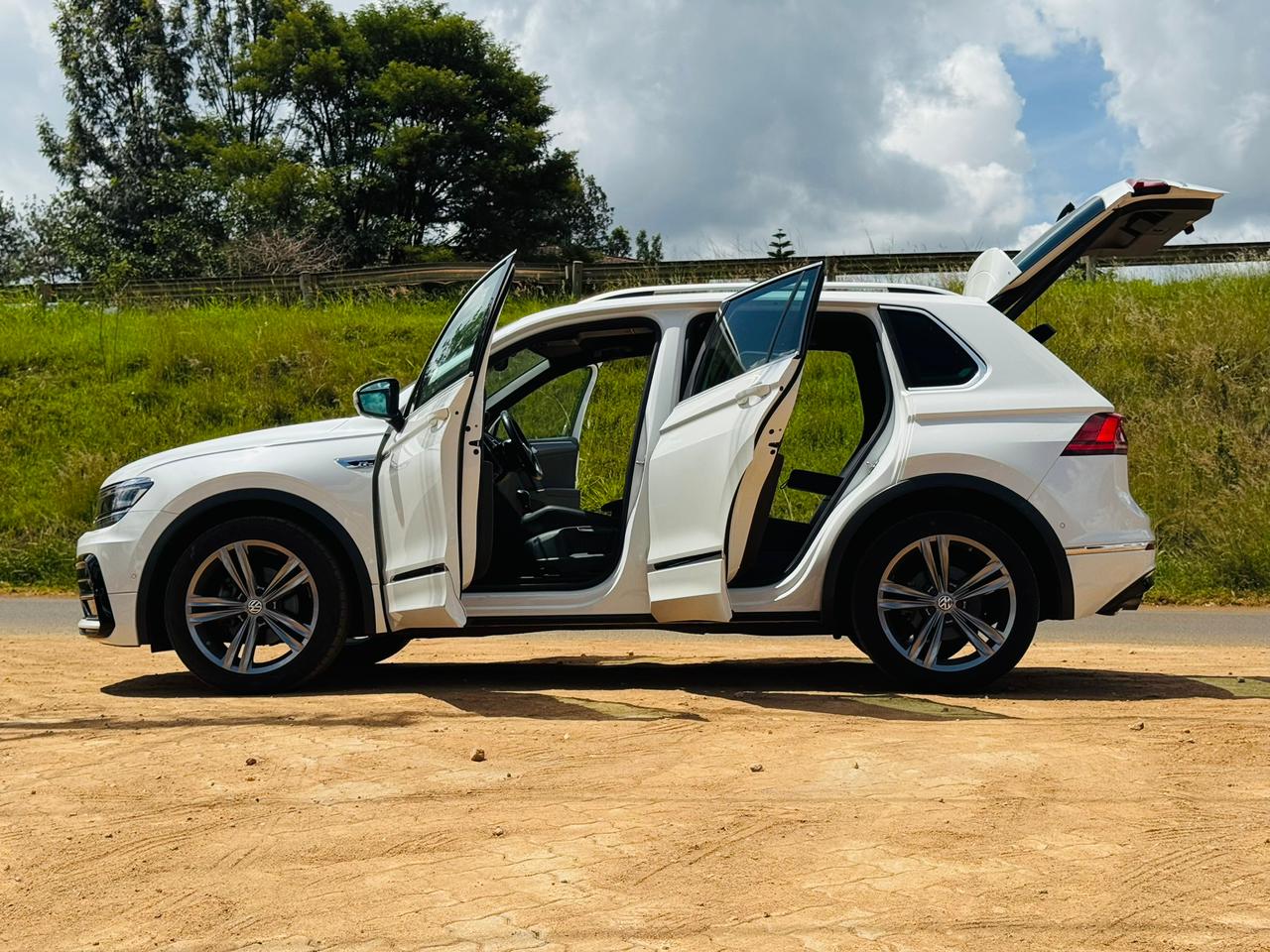 2018- Volkswagen Tiguan R -White