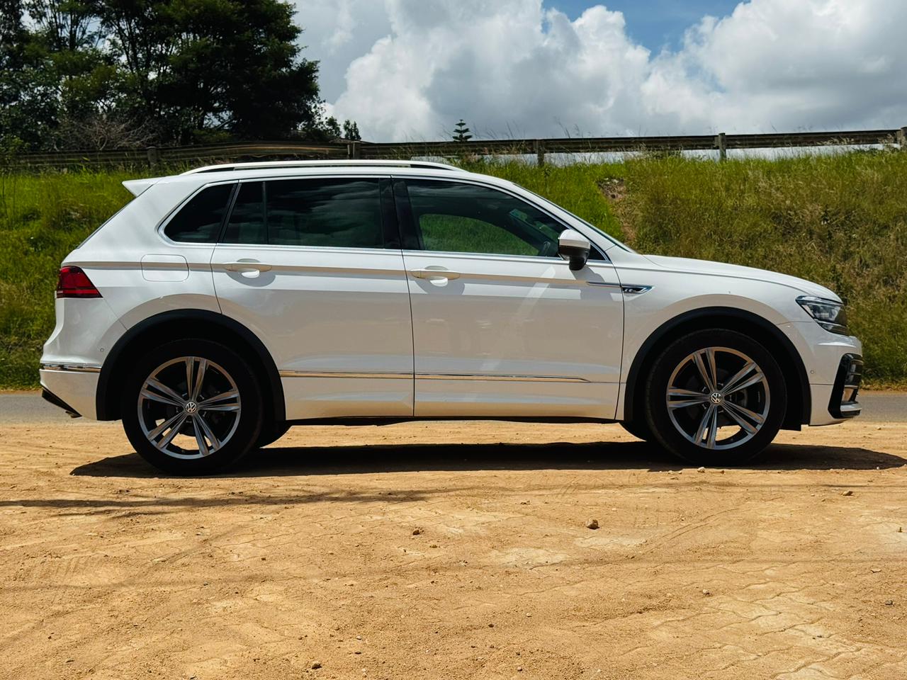 2018- Volkswagen Tiguan R -White