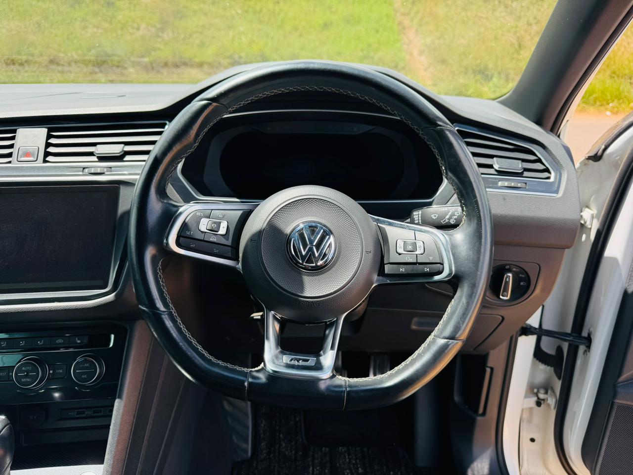 2018- Volkswagen Tiguan R -White