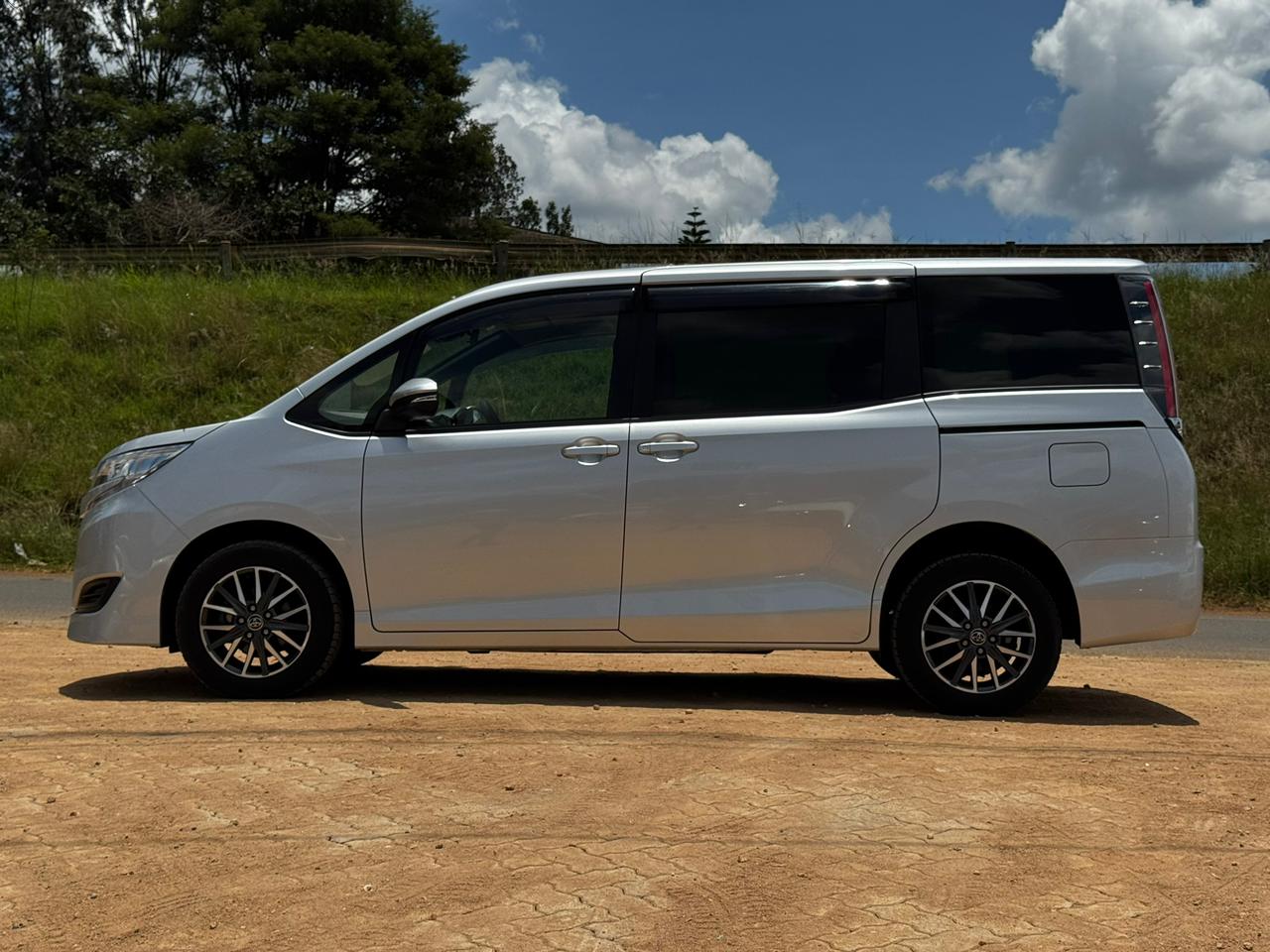 2018-Toyota Noah – Silver