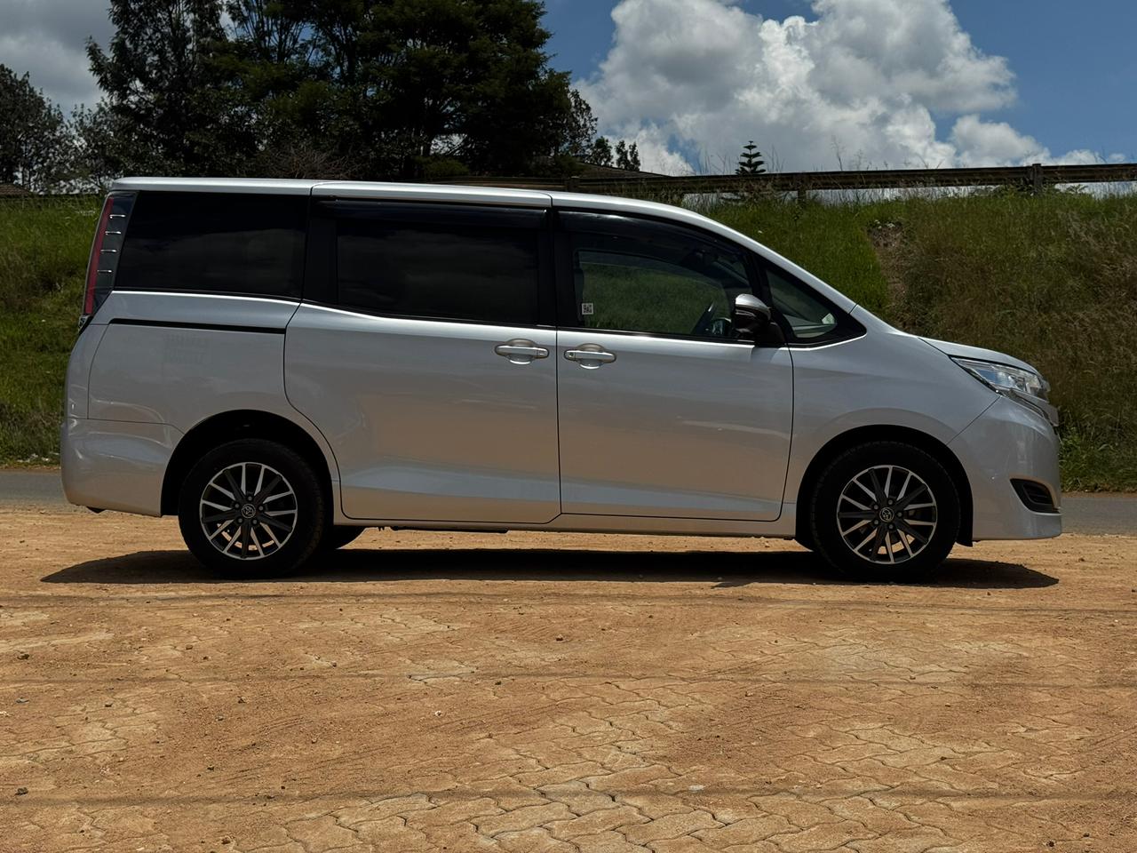 2018-Toyota Noah – Silver