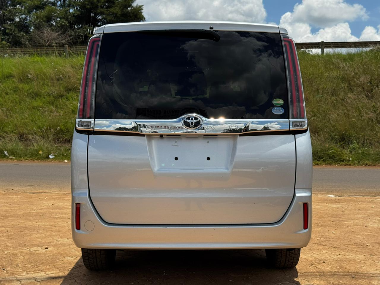 2018-Toyota Noah – Silver