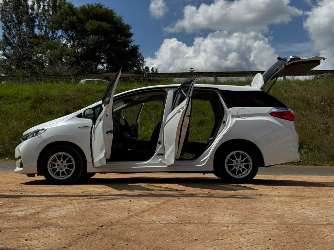 2019 -Honda Fit Shuttle – White