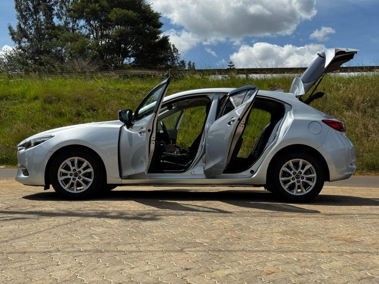 2018- Mazda Axela (SkyactiveG) – Silver
