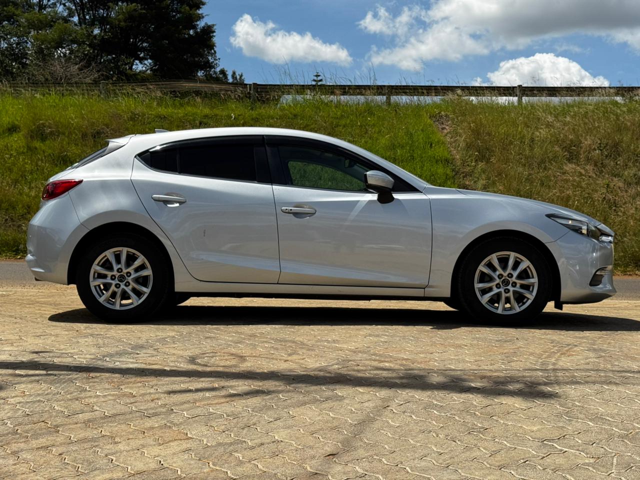 2018- Mazda Axela (SkyactiveG) – Silver