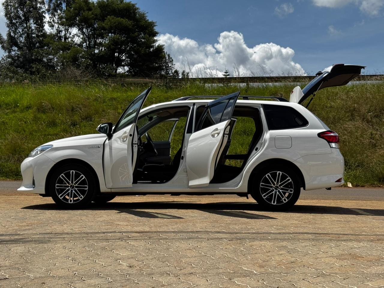 2019 – Toyota Fielder (Hybrid) -White