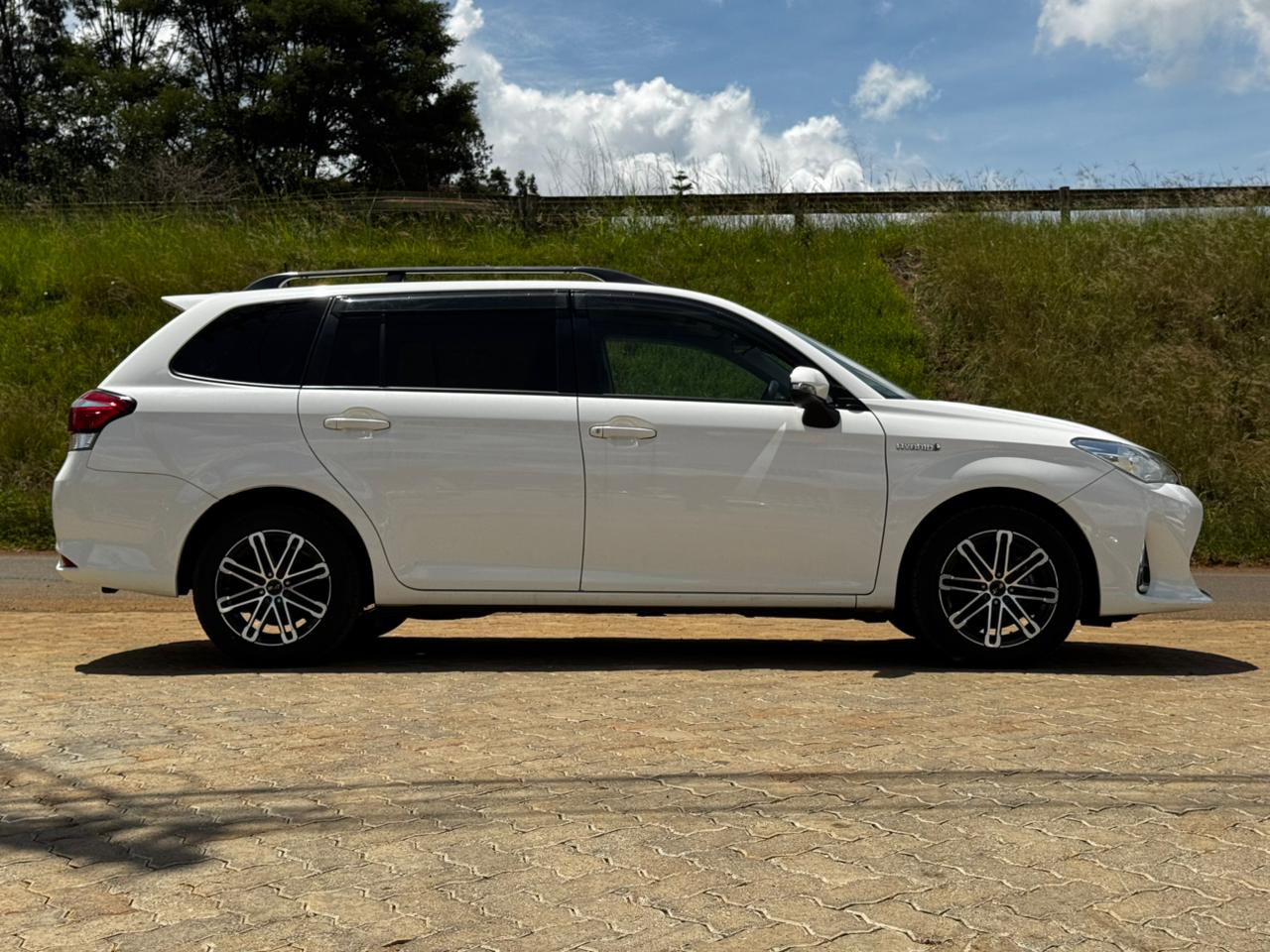 2019 – Toyota Fielder (Hybrid) -White