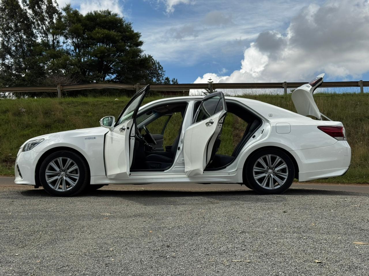 2018- Toyota Crown Athlete Hybrid -White