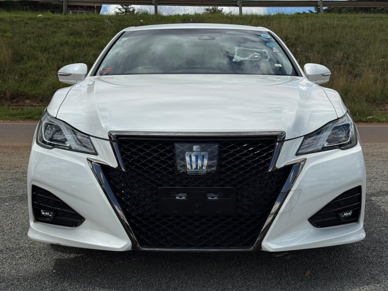 2018- Toyota Crown Athlete Hybrid -White