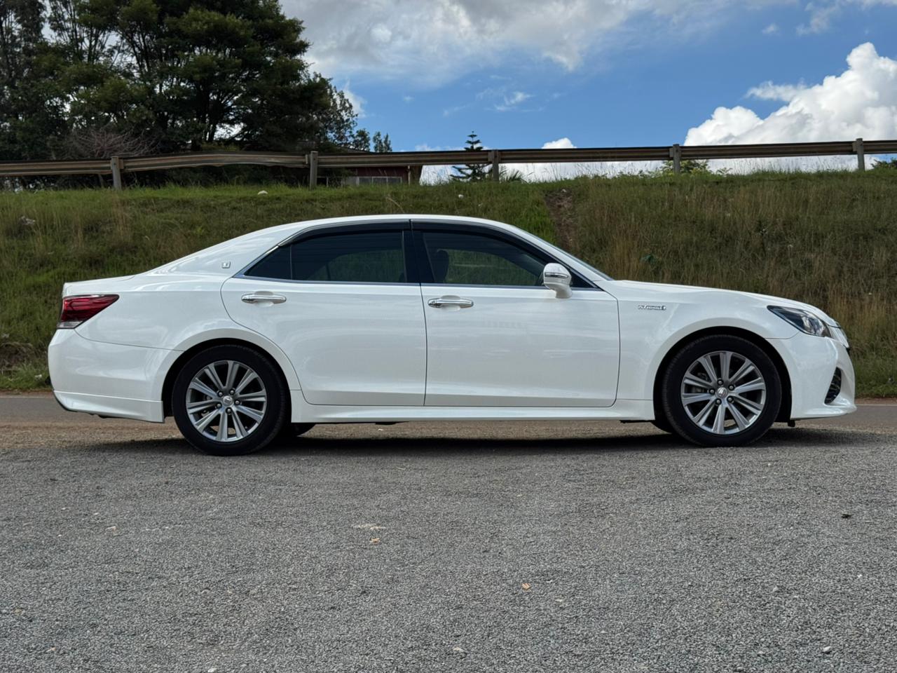 2018- Toyota Crown Athlete Hybrid -White