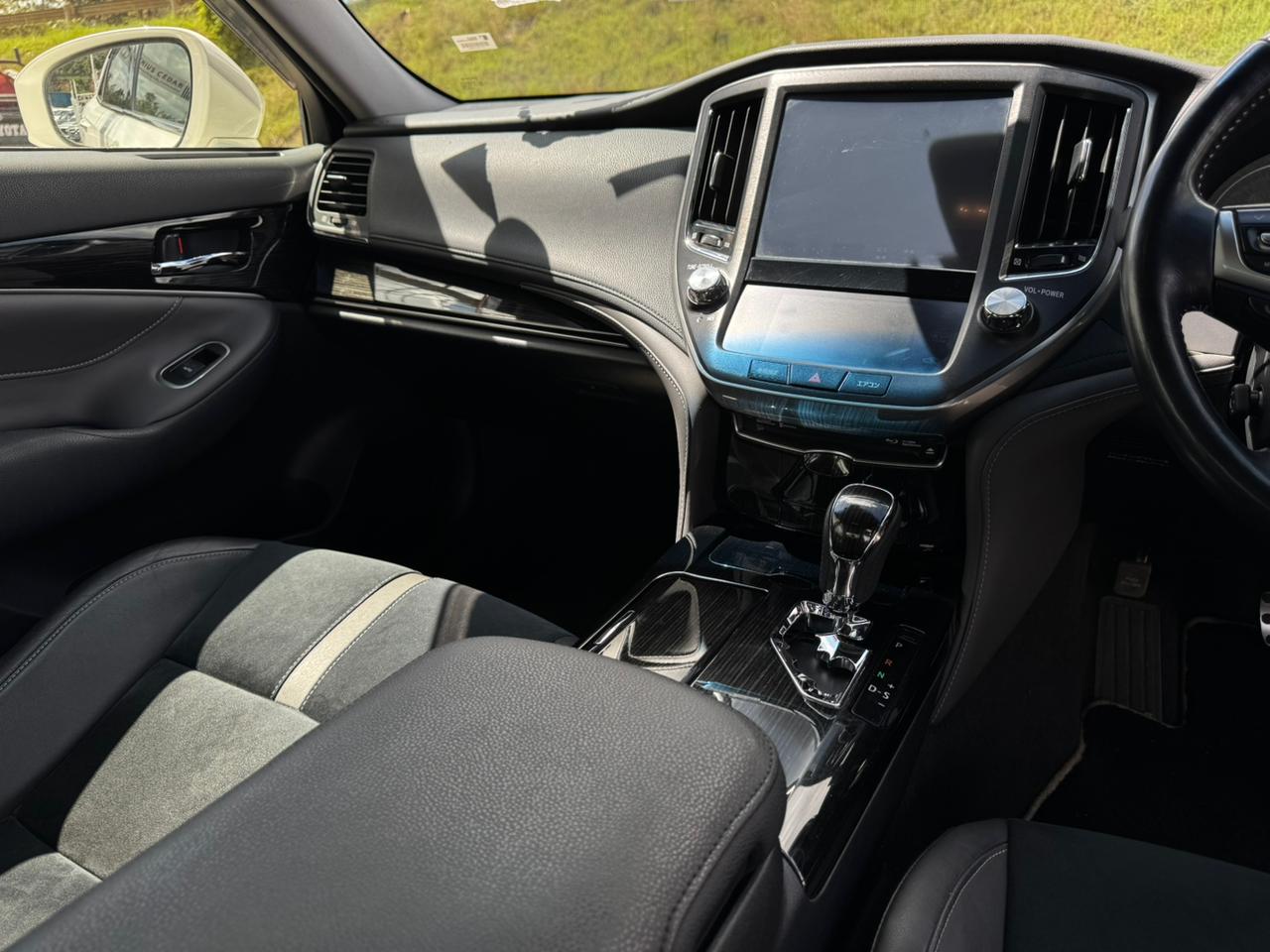 2018- Toyota Crown Athlete Hybrid -White