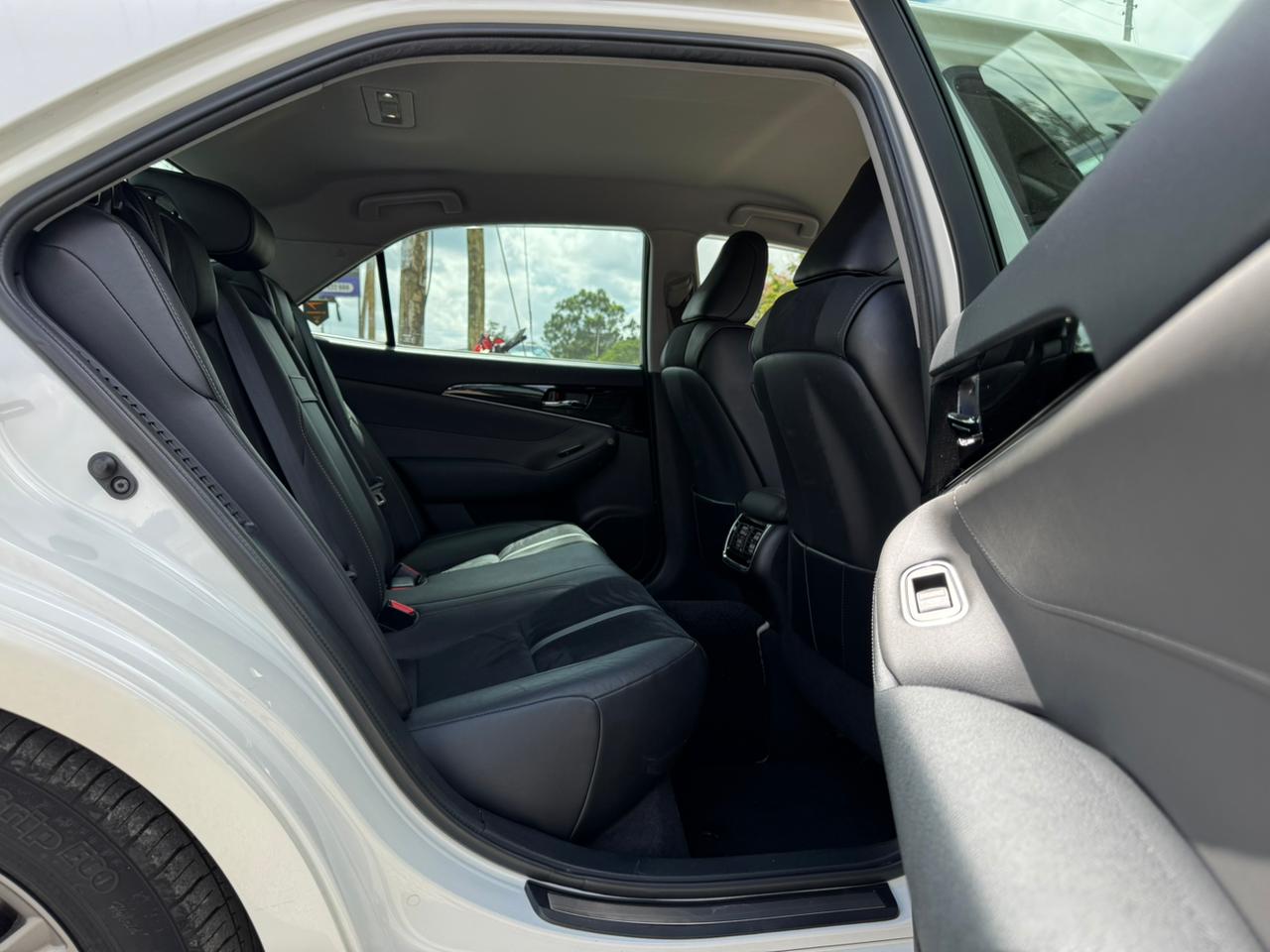 2018- Toyota Crown Athlete Hybrid -White