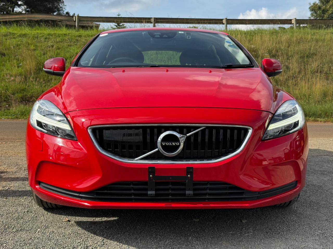 2018- Volvo V40 T3- Red