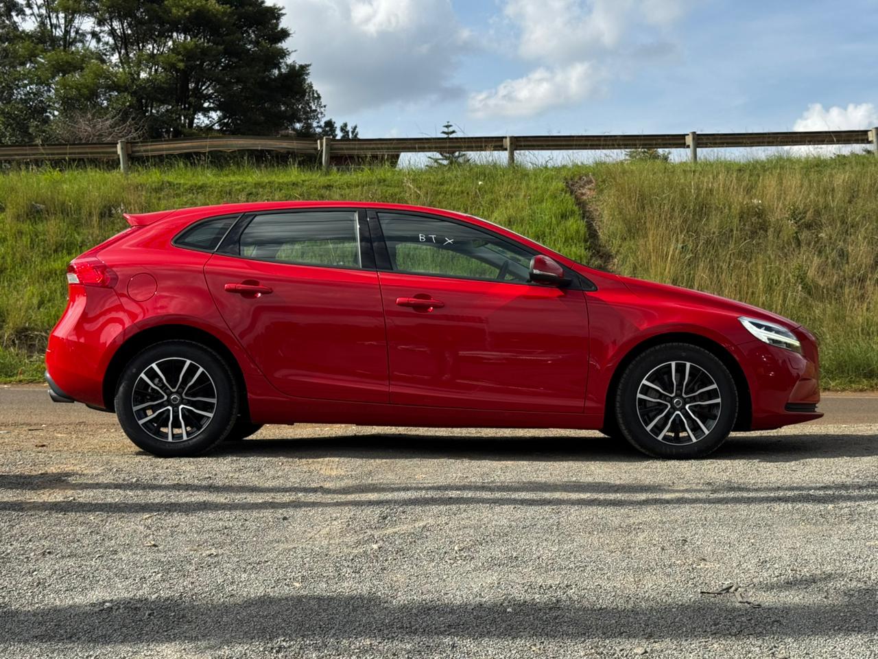 2018- Volvo V40 T3- Red