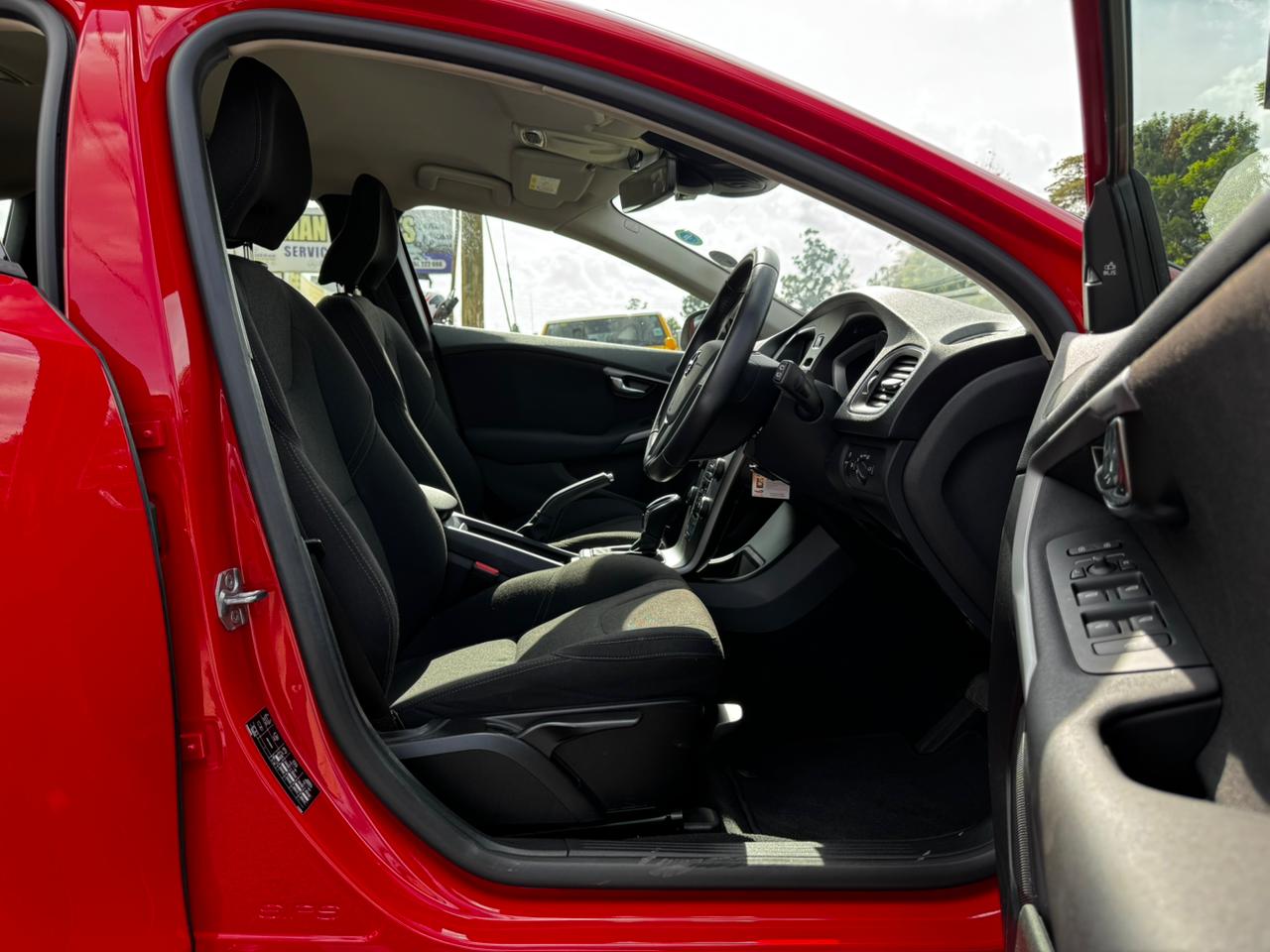 2018- Volvo V40 T3- Red