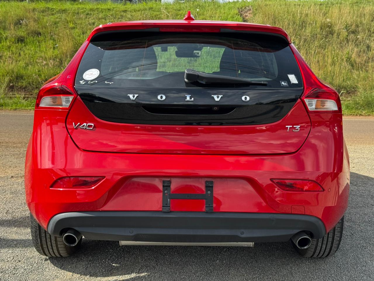 2018- Volvo V40 T3- Red