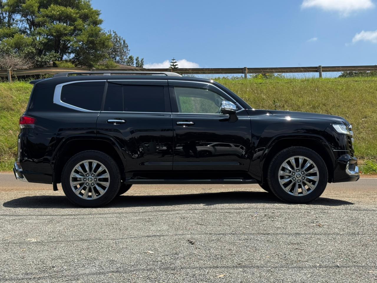 2023- Toyota LandCruiser LC300 TZG -Black