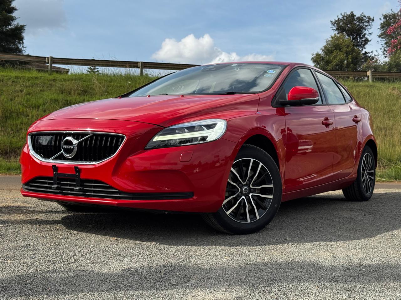 2018- Volvo V40 T3- Red