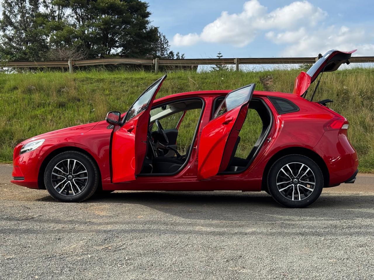 2018- Volvo V40 T3- Red