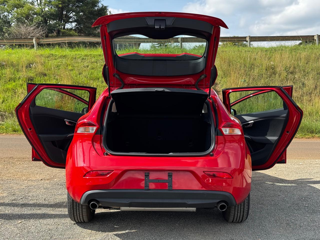 2018- Volvo V40 T3- Red