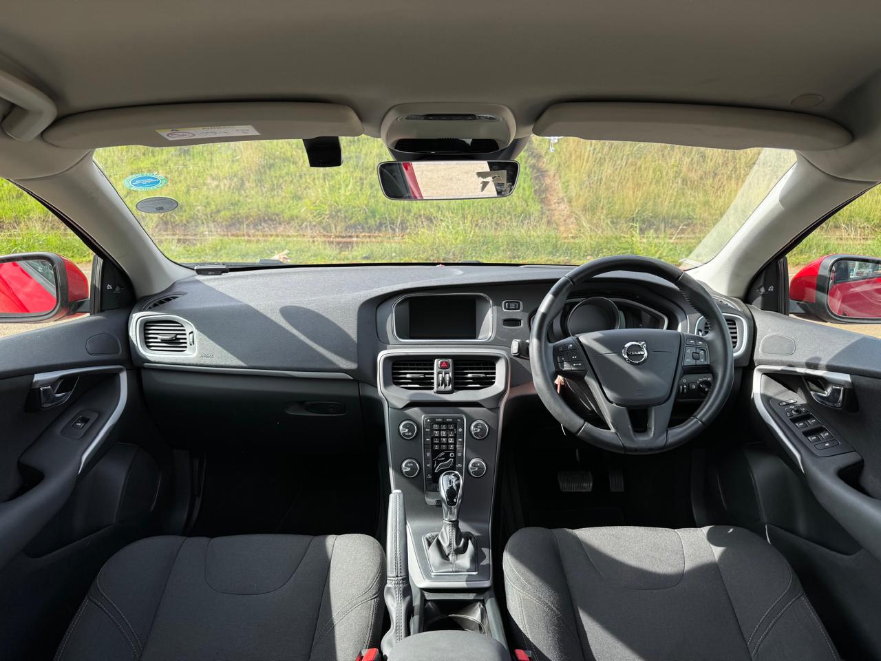 2018- Volvo V40 T3- Red