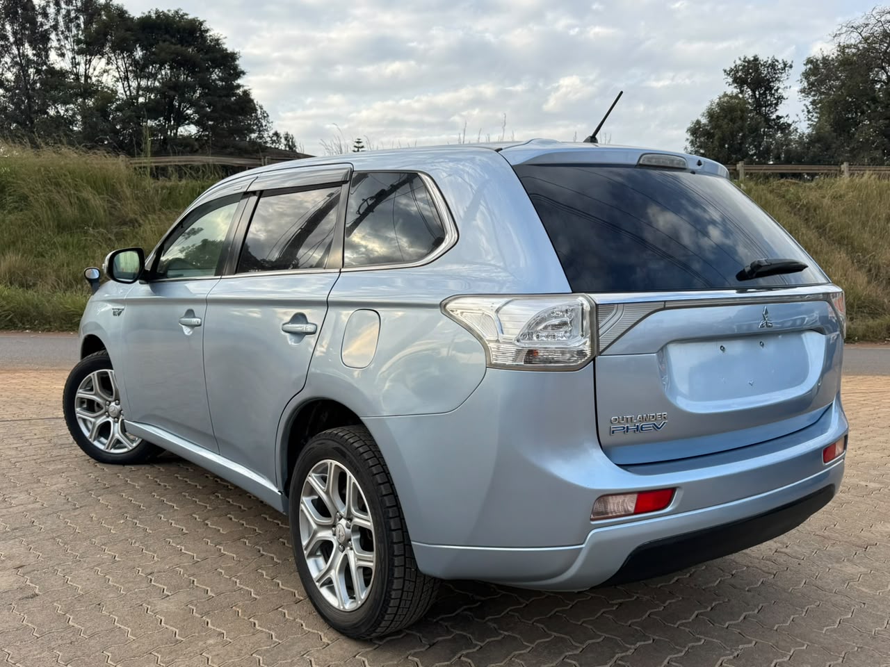 2016-Mitsubishi Outlander PHEV-Sky Blue