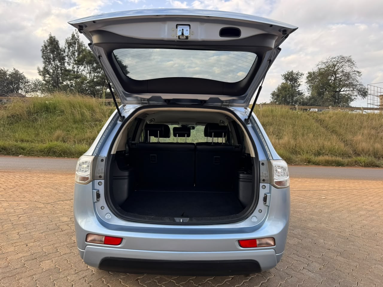 2016-Mitsubishi Outlander PHEV-Sky Blue