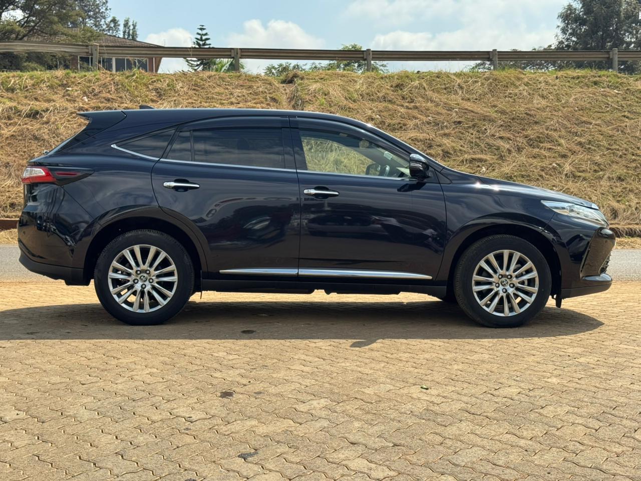 2019-Toyota Harrier – Black