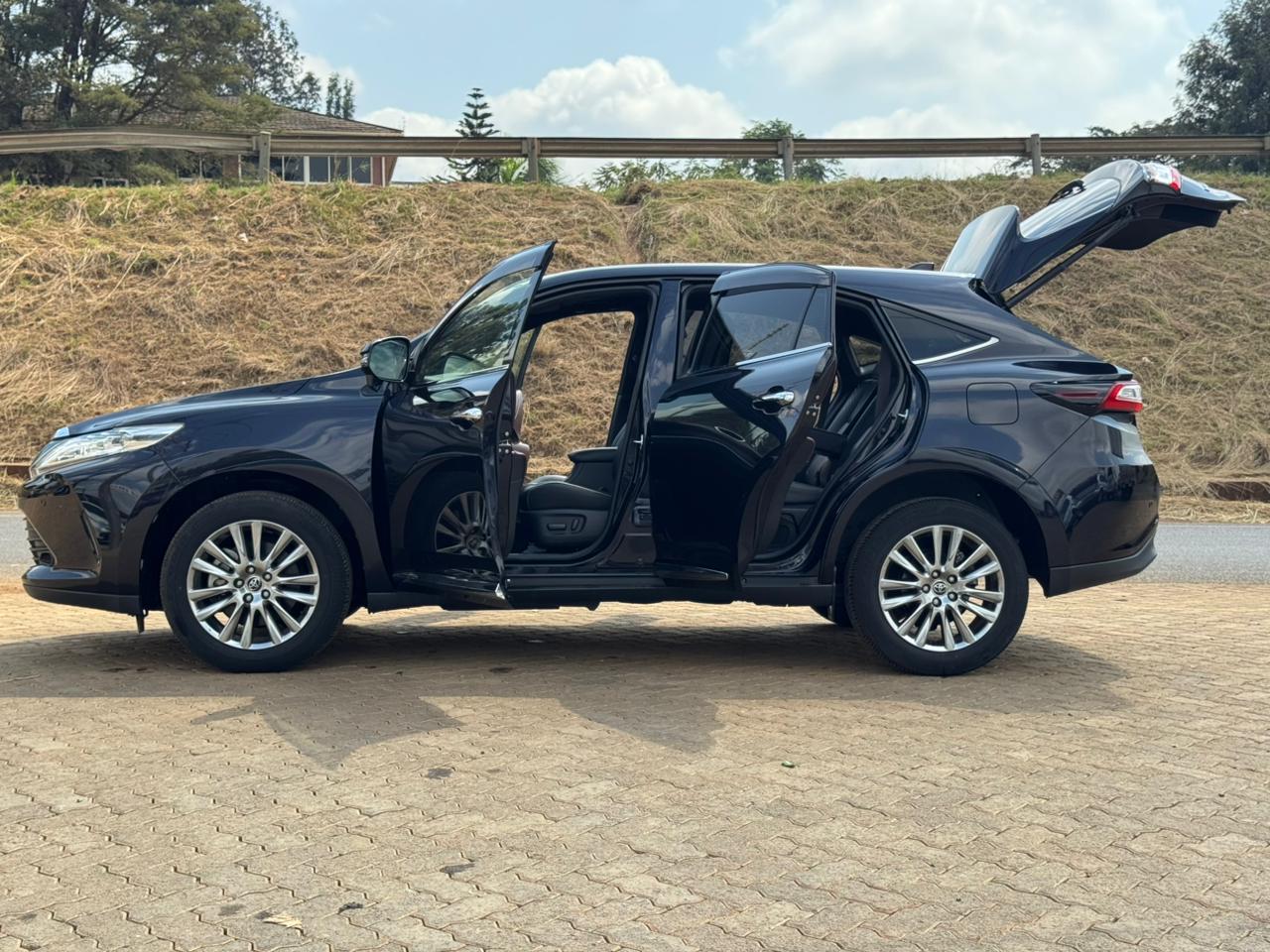 2019-Toyota Harrier – Black